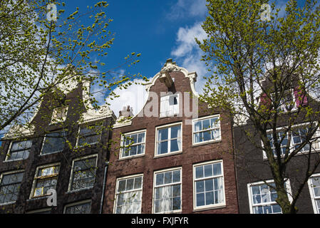 Façades de bâtiments historiques le long des canaux à Amsterdam Pays-Bas Banque D'Images