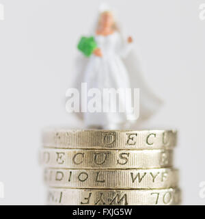 Close up/macro photo mettant en stock modèle mariée mariés sur £1 pound coin stack Banque D'Images