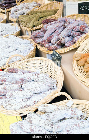 Produits de la ferme au marché de fermiers à Sarlat-la-Canéda dans le sud-ouest de la France Banque D'Images