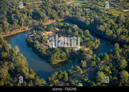 Douves et ruines du temple Bakong (Du ixe siècle), dans le groupe Roluos temple Angkor, Site du patrimoine mondial, près de Siem Reap, Cambodge Banque D'Images