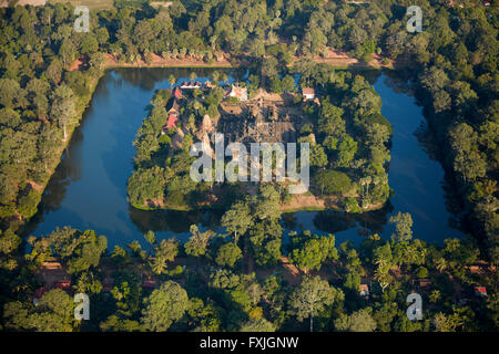 Douves et ruines du temple Bakong (Du ixe siècle), dans le groupe Roluos temple Angkor, Site du patrimoine mondial, près de Siem Reap, Cambodge Banque D'Images