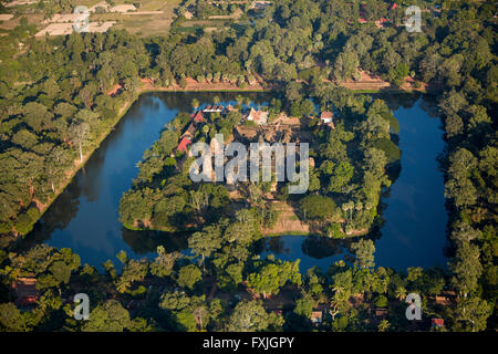 Douves et ruines du temple Bakong (Du ixe siècle), dans le groupe Roluos temple Angkor, Site du patrimoine mondial, près de Siem Reap, Cambodge Banque D'Images