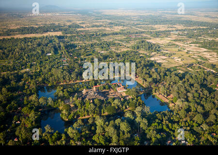 Douves et ruines du temple Bakong (Du ixe siècle), dans le groupe Roluos temple Angkor, Site du patrimoine mondial, près de Siem Reap, Cambodge Banque D'Images