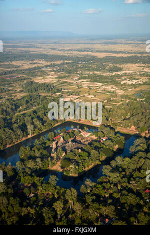 Douves et ruines du temple Bakong (Du ixe siècle), dans le groupe Roluos temple Angkor, Site du patrimoine mondial, près de Siem Reap, Cambodge Banque D'Images