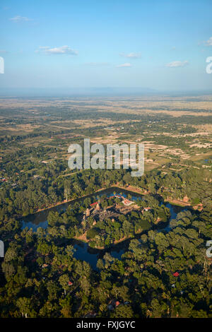 Douves et ruines du temple Bakong (Du ixe siècle), dans le groupe Roluos temple Angkor, Site du patrimoine mondial, près de Siem Reap, Cambodge Banque D'Images