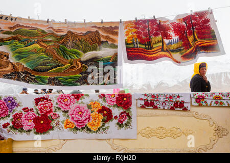 Avis de marché souvenirs pendant la célébration Le Novruz vacances près de Tashkurgan comté autonome tadjik ville, Xinjiang, Chine Banque D'Images