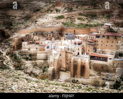 Monastère grec-orthodoxe de Saint George, un monastère situé dans le désert de Judée Wadi Qelt, dans l'est de la Cisjordanie Banque D'Images