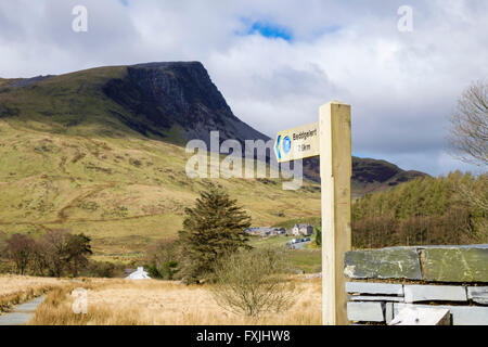 Au début de l'orientation pour Gwyrfai Lôn, piste cyclable et sentier bridleway Rhyd Ddu de Beddgelert au Parc National de Snowdonia. Pays de Galles UK Banque D'Images