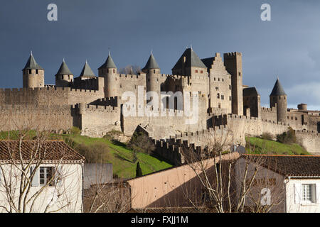 Vue depuis le Pont Vieux de la cité fortifiée de Carcassonne, France. Banque D'Images