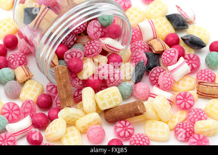 De nombreux bonbons colorés de tomber d'un pot Banque D'Images