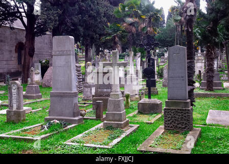 Pula, Istrie, Croatie. Cimetière de guerre de la Marine (Marine K.u.K. Friedhof). Situé dans un grand parc, l'austro-hongrois a été fondée ex cimetière en 1862. Aujourd'hui, le cimetière couvre une superficie de plus de 22 000 m2, il serait enterré sur 150 000 personnes. Ils sont aussi ici en enterré 12 amiraux de l'Empire austro-hongrois et d'un amiral turc, environ 300 soldats allemands et italiens, les victimes du naufrage du navire à passagers, le Baron Gautsch et les équipages de navires militaires le Szent Istvan et VIRIBUS UNITIS. La dernière date de tombes de la période socialiste yougoslave. Banque D'Images