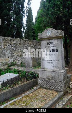 Pula, Istrie, Croatie. Cimetière de guerre de la Marine (Marine K.u.K. Friedhof). Situé dans un grand parc, l'austro-hongrois a été fondée ex cimetière en 1862. Aujourd'hui, le cimetière couvre une superficie de plus de 22 000 m2, il serait enterré sur 150 000 personnes. Ils sont aussi ici en enterré 12 amiraux de l'Empire austro-hongrois et d'un amiral turc, environ 300 soldats allemands et italiens, les victimes du naufrage du navire à passagers, le Baron Gautsch et les équipages de navires militaires le Szent Istvan et VIRIBUS UNITIS. La dernière date de tombes de la période socialiste yougoslave. Banque D'Images