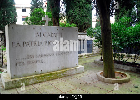 Pula, Istrie, Croatie. Cimetière de guerre de la Marine (Marine K.u.K. Friedhof). Salon Italien. Situé dans un grand parc, l'austro-hongrois a été fondée ex cimetière en 1862. Aujourd'hui, le cimetière couvre une superficie de plus de 22 000 m2, il serait enterré sur 150 000 personnes. Ils sont aussi ici en enterré 12 amiraux de l'Empire austro-hongrois et d'un amiral turc, environ 300 soldats allemands et italiens, les victimes du naufrage du navire à passagers, le Baron Gautsch et les équipages de navires militaires le Szent Istvan et VIRIBUS UNITIS. La dernière date de tombes de la période socialiste yougoslave. Banque D'Images