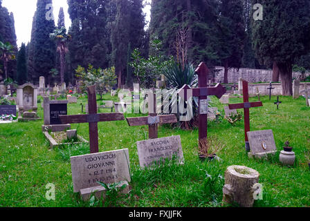 Pula, Istrie, Croatie. Cimetière de guerre de la Marine (Marine K.u.K. Friedhof). Situé dans un grand parc, l'austro-hongrois a été fondée ex cimetière en 1862. Aujourd'hui, le cimetière couvre une superficie de plus de 22 000 m2, il serait enterré sur 150 000 personnes. Ils sont aussi ici en enterré 12 amiraux de l'Empire austro-hongrois et d'un amiral turc, environ 300 soldats allemands et italiens, les victimes du naufrage du navire à passagers, le Baron Gautsch et les équipages de navires militaires le Szent Istvan et VIRIBUS UNITIS. La dernière date de tombes de la période socialiste yougoslave. Banque D'Images