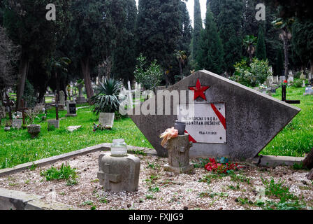 Pula, Istrie, Croatie. Cimetière de guerre de la Marine (Marine K.u.K. Friedhof). Situé dans un grand parc, l'austro-hongrois a été fondée ex cimetière en 1862. Aujourd'hui, le cimetière couvre une superficie de plus de 22 000 m2, il serait enterré sur 150 000 personnes. Ils sont aussi ici en enterré 12 amiraux de l'Empire austro-hongrois et d'un amiral turc, environ 300 soldats allemands et italiens, les victimes du naufrage du navire à passagers, le Baron Gautsch et les équipages de navires militaires le Szent Istvan et VIRIBUS UNITIS. La dernière date de tombes de la période socialiste yougoslave. Banque D'Images