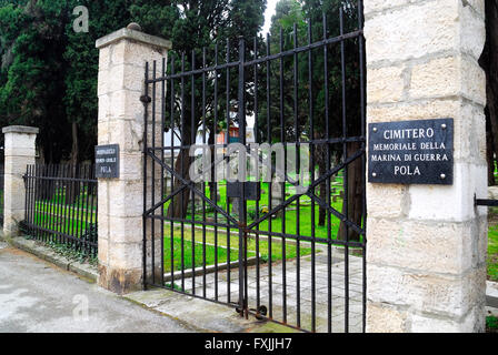 Pula, Istrie, Croatie. Cimetière de guerre de la Marine (Marine K.u.K. Friedhof). Situé dans un grand parc, l'austro-hongrois a été fondée ex cimetière en 1862. Aujourd'hui, le cimetière couvre une superficie de plus de 22 000 m2, il serait enterré sur 150 000 personnes. Ils sont aussi ici en enterré 12 amiraux de l'Empire austro-hongrois et d'un amiral turc, environ 300 soldats allemands et italiens, les victimes du naufrage du navire à passagers, le Baron Gautsch et les équipages de navires militaires le Szent Istvan et VIRIBUS UNITIS. La dernière date de tombes de la période socialiste yougoslave. Banque D'Images