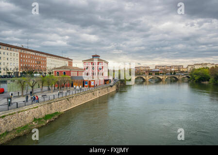 Èbre avec Science Museum et le pont de pierre en arrière-plan. Est également appelé San Juan de Ortega. Logroño, La Rioja. L'Espagne. Banque D'Images