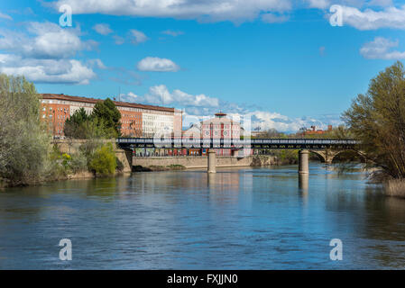 Pont en fer au-dessus de la rivière Ebro. A l'entrée de la ville sur le chemin de St Jacques. Science Museum en arrière-plan. Logroño. Espagne Banque D'Images