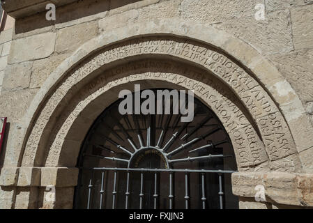 Inscription latine détail dans l'arche de l'Ermita de San Gregorio (Évêque d'Ostie). Logroño, La Rioja. L'Espagne. Banque D'Images