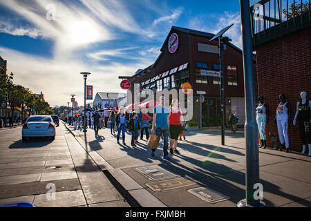 Pier 39, Fisherman's Wharf de San Francisco avec beaucoup de touristes sur un samedi après-midi chaud et ensoleillé en avril 2016 Banque D'Images