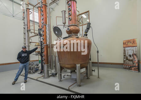 Colby Frey, propriétaire de ranch Frey Estate Distillery in FALLON, Nevada, s'élève face à sa coutume faite encore Vendome Banque D'Images