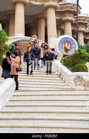 Le principal ensemble d'escaliers à l'entrée de Parc Guell à Barcelone, Espagne Banque D'Images