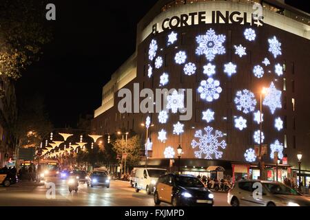 Les lumières de la place centrale de Barcelone - la Placa de Catalunya - éclairés la nuit. Banque D'Images