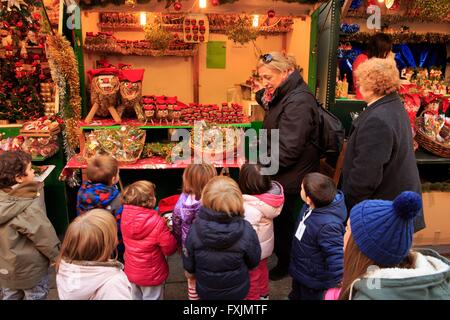 Une femme explique à un groupe de petits enfants sur le Tio de Nadal ou journal de Noël - un élément traditionnel catalan qui est dit Banque D'Images