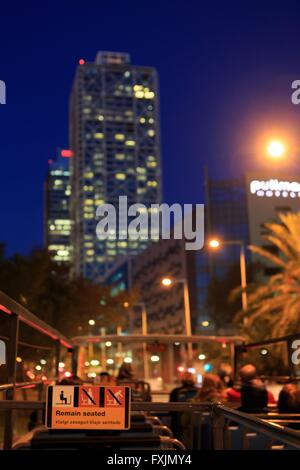 L'hôtel Arts éclairés la nuit sur le front de mer de Barcelone, Espagne et vu depuis le pont supérieur d'un bus touristique. Banque D'Images