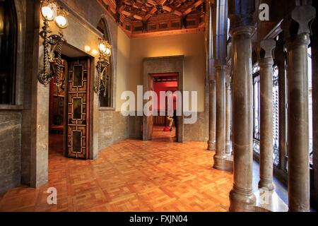 L'intérieur de la Palau Guell de Gaudi, à Barcelone, Espagne Banque D'Images