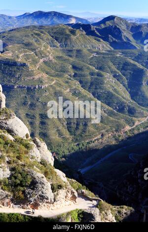 Depuis le sommet de Montserrat vers un chemin qui s'étend en bas de la colline à la plaine au-dessous, à la périphérie de Barc Banque D'Images