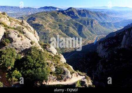 Depuis le sommet de Montserrat vers un chemin qui s'étend en bas de la colline aux plaines ci-dessous Banque D'Images