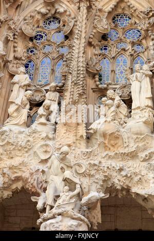 Des sculptures complexes sur la Nativité Façade de la Sagrada Familia au coeur de Barcelone, Espagne. Banque D'Images