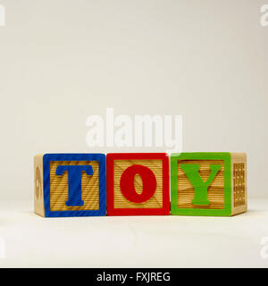 Kid's building blocks spelling le mot jouet. Banque D'Images