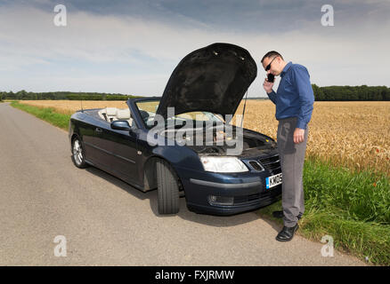 Man with broken down car Banque D'Images