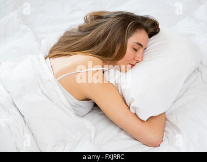 Young woman sleeping in bed Banque D'Images