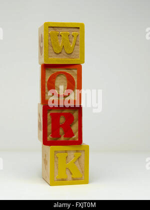 Kid's building blocks spelling le mot travail. Banque D'Images