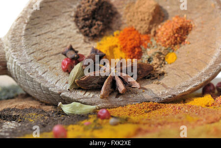 L'anis et d'épices colorés sur une cuillère en bois Banque D'Images