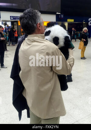 Chessington World of Adventures apporter du Panda animatronique réaliste de la gare de Waterloo dans le but d'essayer d'aider à promouvoir 'Pandamonium' - les parcs d'attraction vedette : Atmosphère Où : London, Royaume-Uni Quand : 15 Mars 2016 Banque D'Images