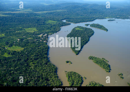 Vue aérienne des îles, dans le rio Tapajos dans la forêt amazonienne, et l'inondation du barrage prévu par la centrale hydroélectrique Sao Banque D'Images