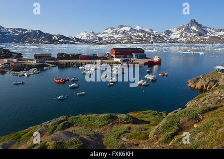 Vue sur Tasiilaq Harbour et Kong Oscars Havn, l'île d'Ammassalik, Kalaallit Nunaat, Est du Groenland, Greenland Banque D'Images