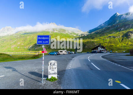 Route menant à travers le col de l'Oberalp, hautes montagnes au loin, Andermatt, Uri, Suisse Banque D'Images