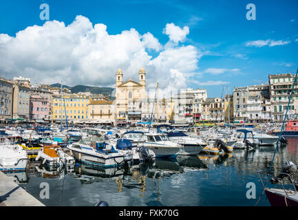 Vieux port avec bateaux, Vieux port, Port de Plaisance, port de plaisance avec l'église Saint Jean Baptiste, Bastia, Haute-Corse, Côte Nord Banque D'Images