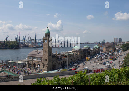 St Pauli Landungsbrücken jetées dans le port, Hambourg, Allemagne Banque D'Images