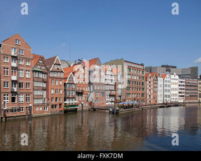 Maisons de ville historique dans le canal Nikolaifleet Deichstrasse, Hambourg, Allemagne Banque D'Images