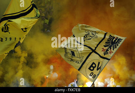 Le football, le Bengale du feu et de la fumée dans le bloc ventilateur Dortmund Banque D'Images