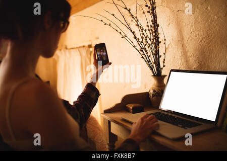 Jeune femme tenant un selfies Banque D'Images