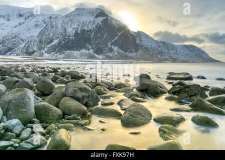 Superbe plage de galets de Eggum, îles Lofoten, Norvège, de l'Arctique, en Scandinavie, en Europe sur un ciel nuageux, journée d'hiver. Banque D'Images