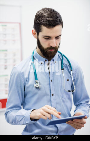 Doctor using digital tablet Banque D'Images