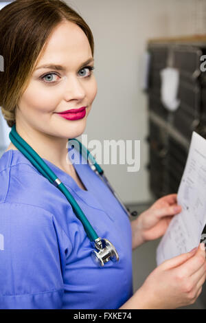 Portrait of vet in cage lapin malade surveillance Banque D'Images